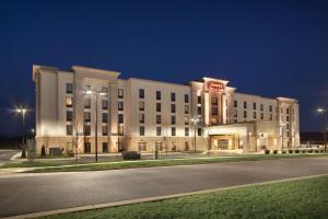 un gran edificio blanco con un cartel de hotel en Hampton Inn & Suites Charles Town en Charles Town