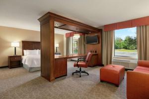 TV a/nebo společenská místnost v ubytování Hampton Inn & Suites Charles Town