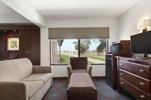 um quarto de hotel com um sofá e uma televisão em Hampton Inn Houston Northwest em Houston