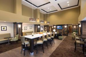 une grande salle à manger avec une grande table et des chaises dans l'établissement Hampton Inn & Suites Crawfordsville, à Crawfordsville