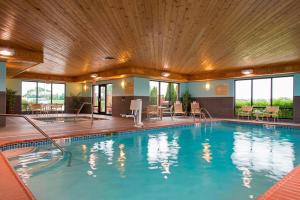 uma grande piscina com tecto de madeira em Hampton Inn & Suites Crawfordsville em Crawfordsville