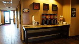 Hampton Inn & Suites Kingman في كينغمان: a counter in a room with aastreyasteryasteryasteryasteryasteryasteryasteryastry