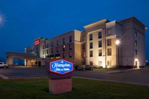 una señal de hotel frente a un edificio en Hampton Inn and Suites Indianapolis-Fishers en Fishers