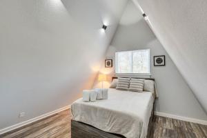 1 dormitorio con cama y ventana en Cedar Creek Reservoir Cabin Rental Near Boat Ramp!, en Malakoff