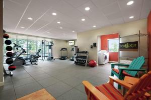 una palestra con tapis roulant e macchine in una stanza di Home2 Suites by Hilton Ridgeland a Ridgeland