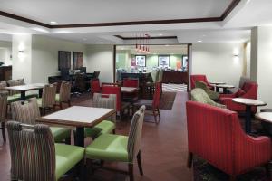 a restaurant with tables and chairs and a bar at Hampton Inn Jasper in Jasper