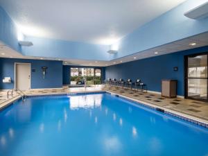 Hampton Inn Joliet/I-80 في جوليت: مسبح كبير مع ماء أزرق في غرفة الفندق