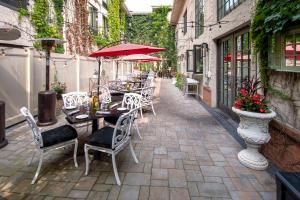 un patio con mesas, sillas y una sombrilla en Hampton Inn & Suites Fairfield en Fairfield