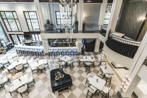 Hampton Inn & Suites Fairfield في فيرفيلد: اطلالة علوية على مطعم به طاولات وكراسي