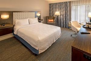Hampton Inn & Suites Fairfield في فيرفيلد: غرفة في الفندق مع سرير ومكتب