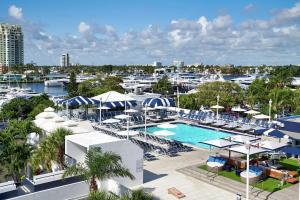 フォート・ローダーデールにあるBahia Mar Fort Lauderdale Beach - DoubleTree by Hiltonのパラソルとボート付きのプールの空からの景色