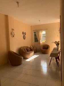 een woonkamer met banken en stoelen in een kamer bij Casa San Jacinto in Rocafuerte