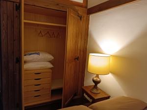 une chambre avec un lit, une lampe et un placard dans l'établissement La Dolce Vista, à Pescasseroli