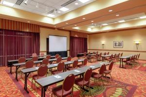 einen Konferenzraum mit Tischen, Stühlen und einem Whiteboard in der Unterkunft Embassy Suites by Hilton Loveland Conference Center in Loveland