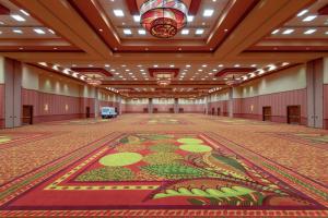 un grand hall avec un grand tapis au sol dans l'établissement Embassy Suites by Hilton Loveland Conference Center, à Loveland