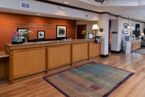 een wachtkamer met een bar in een ziekenhuis bij Hampton Inn Houston-Deer Park Ship Area in Deer Park