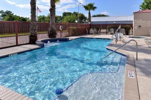 Swimmingpoolen hos eller tæt på Hampton Inn Houston-Deer Park Ship Area