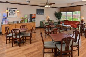 En restaurant eller et spisested på Hampton Inn Houston-Deer Park Ship Area