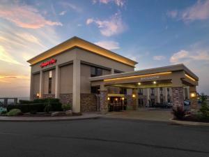 un hotel con un cartel en la parte delantera de un edificio en Hampton Inn Hazleton en Hazleton