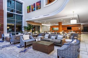 um lobby de um hotel com sofás e cadeiras em Embassy Suites by Hilton Houston-Energy Corridor em Houston