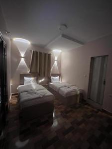 ein Hotelzimmer mit 2 Betten und einem Fenster in der Unterkunft Cairo Casa Hostel in Kairo
