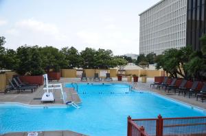 uma grande piscina no topo de um edifício em DoubleTree by Hilton Hotel Houston Greenway Plaza em Houston