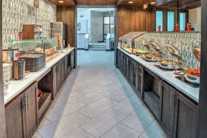 Η κουζίνα ή μικρή κουζίνα στο Embassy Suites by Hilton Indianapolis North