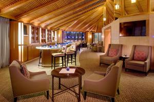 um átrio do hotel com um bar e mesas e cadeiras em DoubleTree by Hilton Hotel Houston Greenway Plaza em Houston