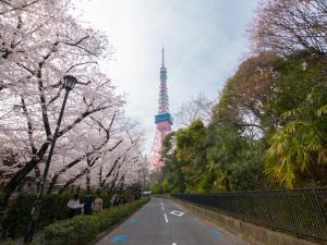 una carretera con la torre Eiffel en el fondo en Tokyo Prince Hotel, en Tokio