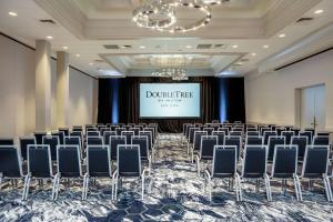 uma sala de conferências com cadeiras e um ecrã de projecção em DoubleTree by Hilton San Jose em San José