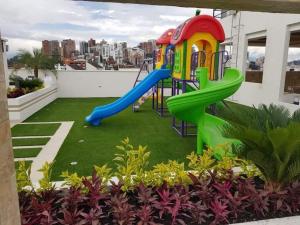 einen Spielplatz auf dem Balkon eines Hauses in der Unterkunft Edificio Soho Galaxy, bella suit con balcon in Quito