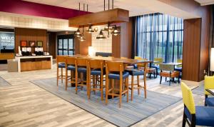 cocina y comedor con mesa y sillas en Hampton Inn Lebanon en Lebanon