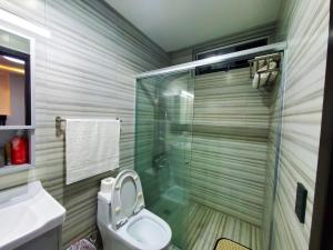 ein Bad mit einem WC und einer Glasdusche in der Unterkunft Edificio Soho Galaxy, bella suit con balcon in Quito