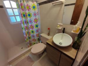 y baño con lavamanos y cortina de ducha. en Casa de Chavela, en Villa de Leyva
