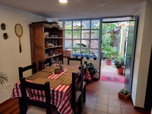 comedor con mesa, sillas y ventana en Casa de Chavela, en Villa de Leyva