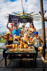 安吉利斯的住宿－安潔拉斯海灘俱樂部酒店，一群人坐在船上的桌子旁