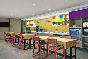 um restaurante com mesas e cadeiras numa cozinha em Home2 Suites By Hilton Bordentown em Bordentown