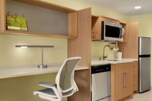 Home2 Suites By Hilton Elko的厨房或小厨房