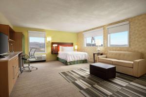 Habitación de hotel con cama y sofá en Home2 Suites By Hilton Elko, en Elko