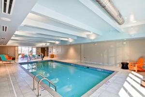 Swimming pool sa o malapit sa Home2 Suites By Hilton Winston-Salem Hanes Mall