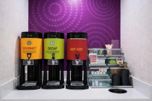 Home2 Suites By Hilton Jackson Flowood Airport Area的咖啡和沏茶工具