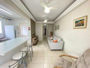 eine Küche und ein Wohnzimmer mit einem Sofa in der Unterkunft Apartamento capão da canoa in Capão da Canoa
