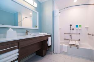 Home2 Suites By Hilton Jackson Flowood Airport Area的一间浴室