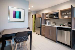 Home2 Suites By Hilton Jackson Flowood Airport Area的厨房或小厨房