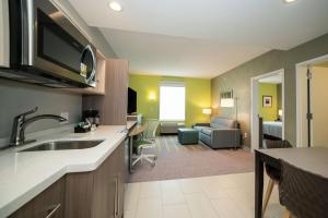 Home2 Suites By Hilton Jackson Flowood Airport Area的厨房或小厨房