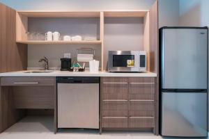 Home2 Suites By Hilton Jackson Flowood Airport Area的厨房或小厨房