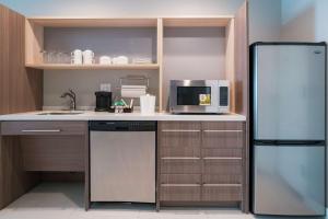 Home2 Suites By Hilton Jackson Flowood Airport Area的厨房或小厨房