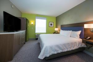 Home2 Suites By Hilton Jackson Flowood Airport Area客房内的一张或多张床位