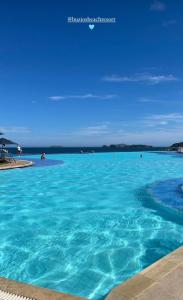 Blick auf einen großen Pool mit blauem Wasser in der Unterkunft Búzios beach resort in Búzios
