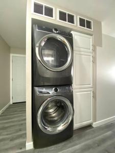 a washer and dryer in a room at Modern and Spacious Home in St. Vital in Winnipeg